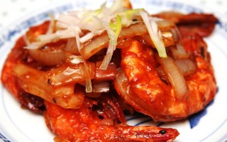 Жареные королевские креветки с кунжутом и манговой сальсой